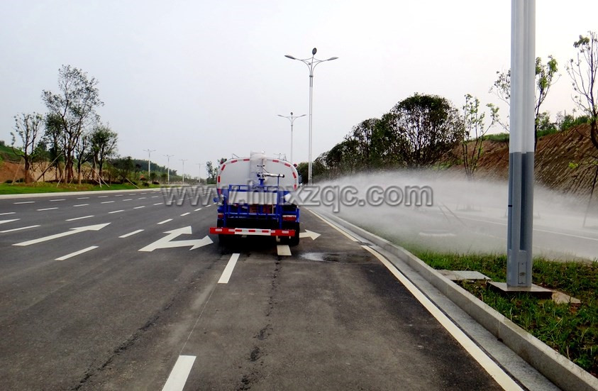 東風多利卡5噸灑水車側噴圖片.jpg